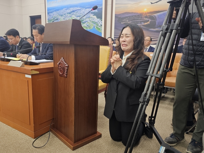 Kim Yoo-jin, the head of the bereaved family council, knelt down and appealed at the National Assembly on the 29th. Yonhap News Agency.