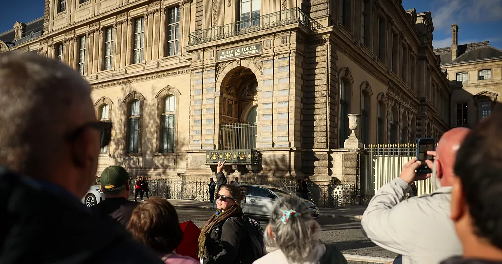 Louvre jewels theft: window through which thieves entered becomes attraction