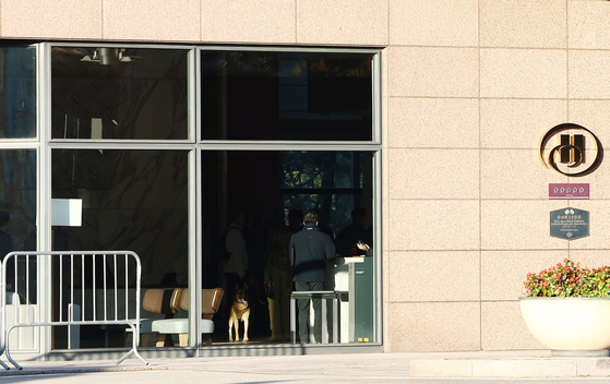 Security personnel search inside the Hilton Hotel in Gyeongju, South Gyeongsang where U.S. President Donald Trump is reportedly staying, on Oct. 29 as he visits Korea to attend the Asia-Pacific Economic Cooperation (APEC) summit. [NEWS1]