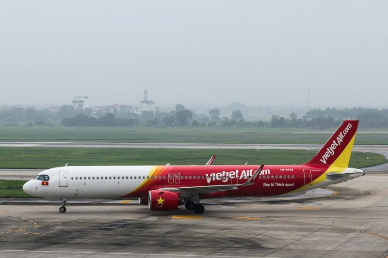 Vietjet orders 100 Airbus jets and 40 Rolls-Royce engines