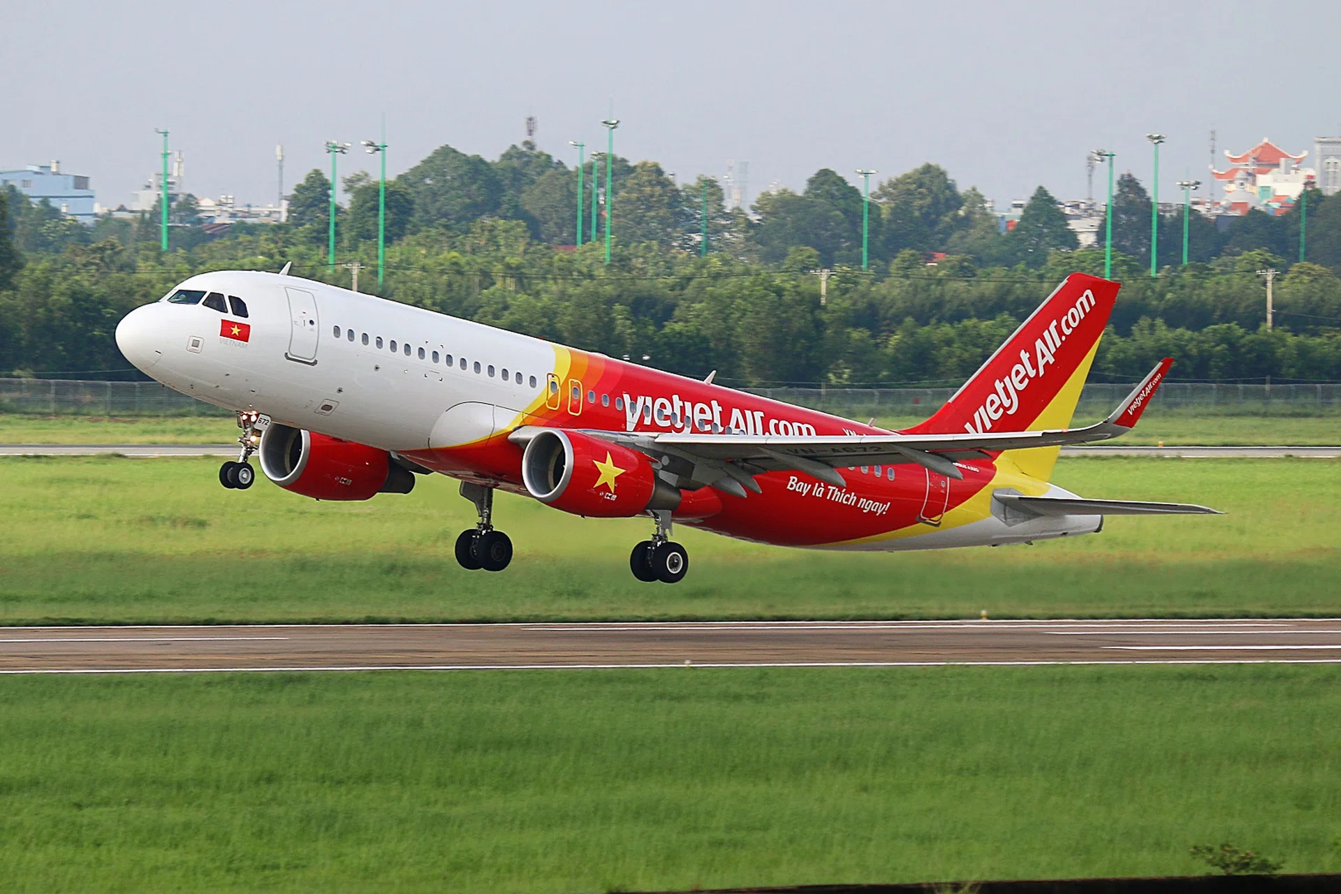 Vietjet signs billion-dollar deals for 100 Airbus aircraft, 92 Rolls-Royce engines