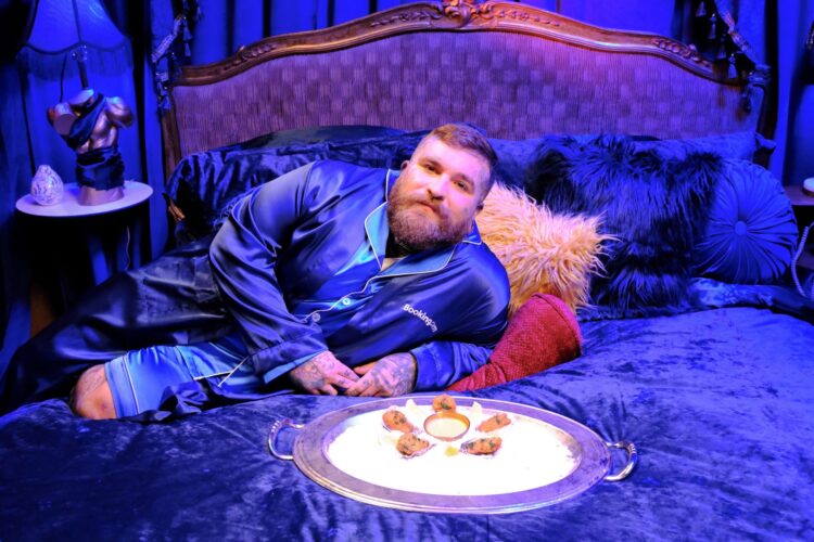 Booking.com and Teddy Swims unveil “This Guy Books” romantic travel experience