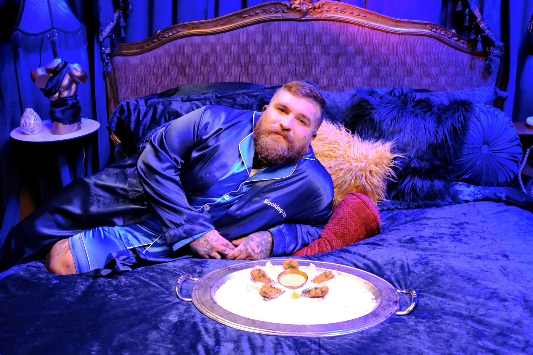 Booking.com and Teddy Swims unveil “This Guy Books” romantic travel experience