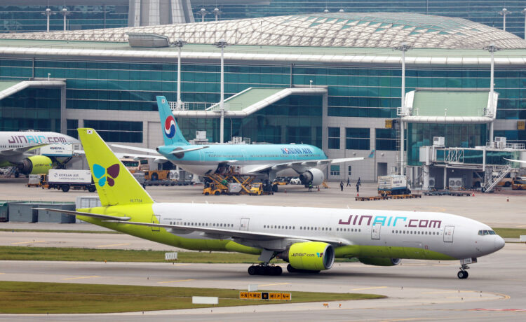 Jin Air and Korean Air planes sit on the tarmac at Incheon International Airport on July 13. [YONHAP]