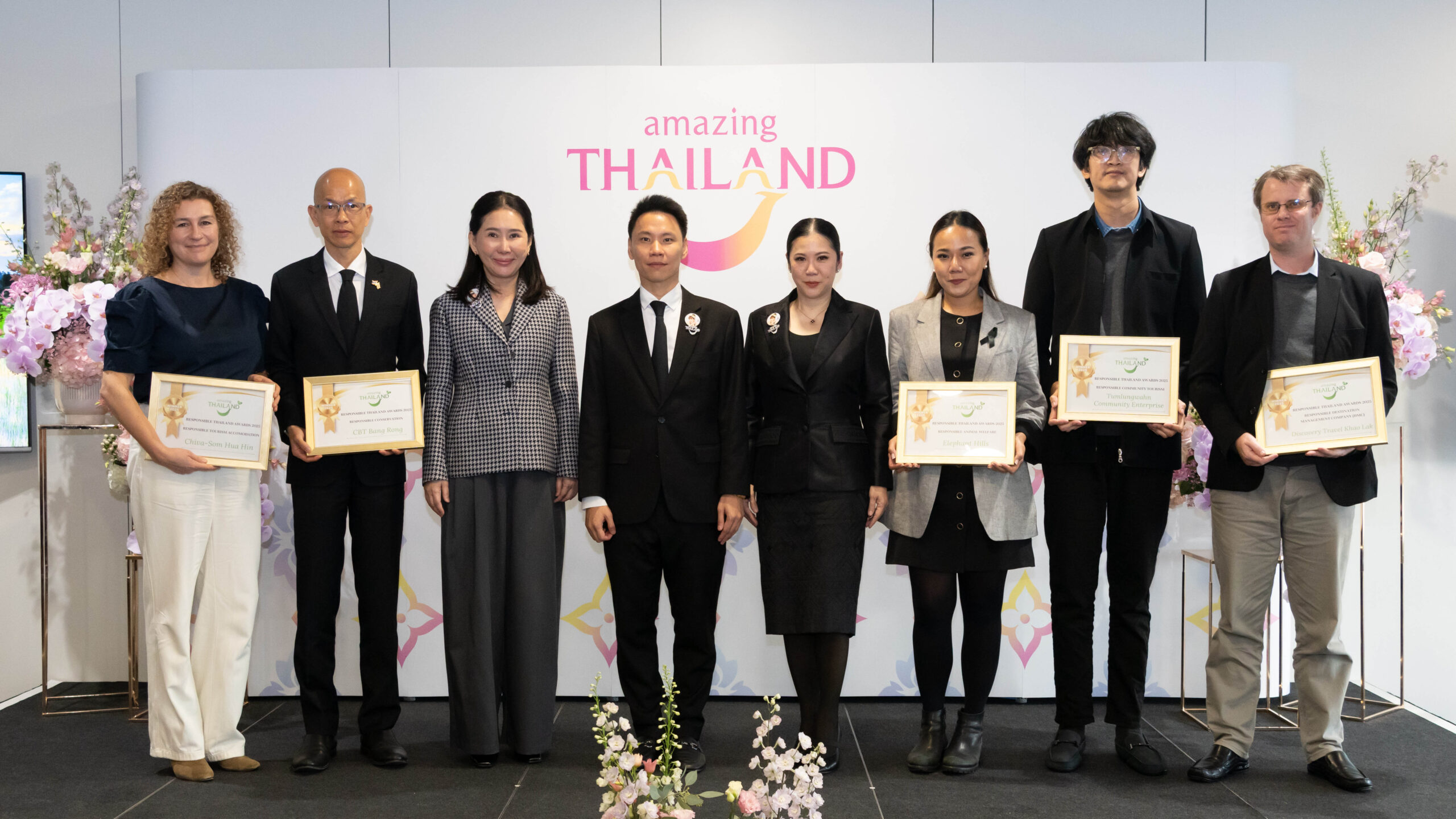 Mr. Artthakorn Sirilatthayakorn poses with all winners of the Responsible Thailand Awards 2025, celebrating champions of sustainable tourism at the Amazing Thailand Press Conference during WTM 2025 in London.