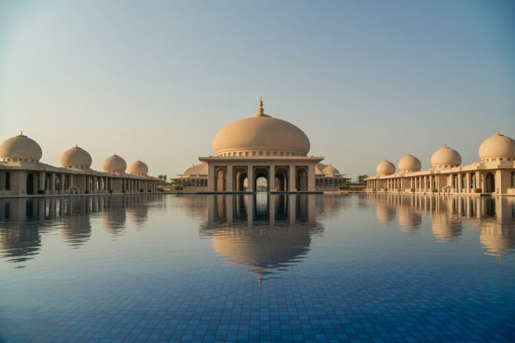 Saudi travelers are opting for affordable winter destinations, with hurghada, antalya, salalah, and baku leading the way. Domestic tourism also sees a rise.