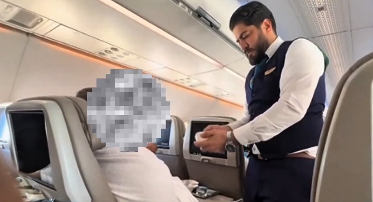 Saudia Airlines crew wins hearts feeding elderly passenger