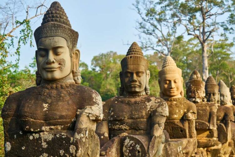 Siem reap boat festival 2025 showcases cambodia&rsquo;s cultural heritage, attracting tourists and boosting local tourism, while highlighting the beauty of the tonle sap.