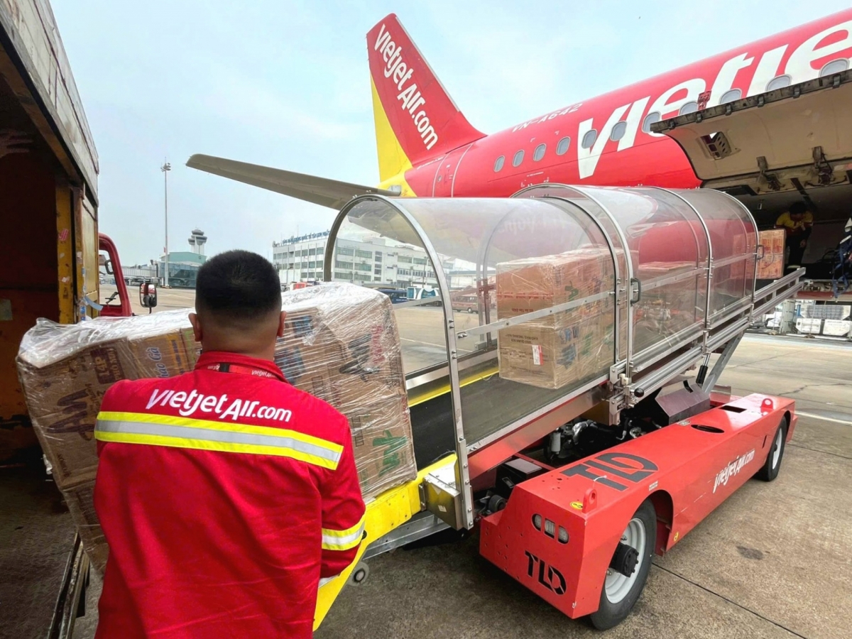 Vietjet flights carry love to devastated central region