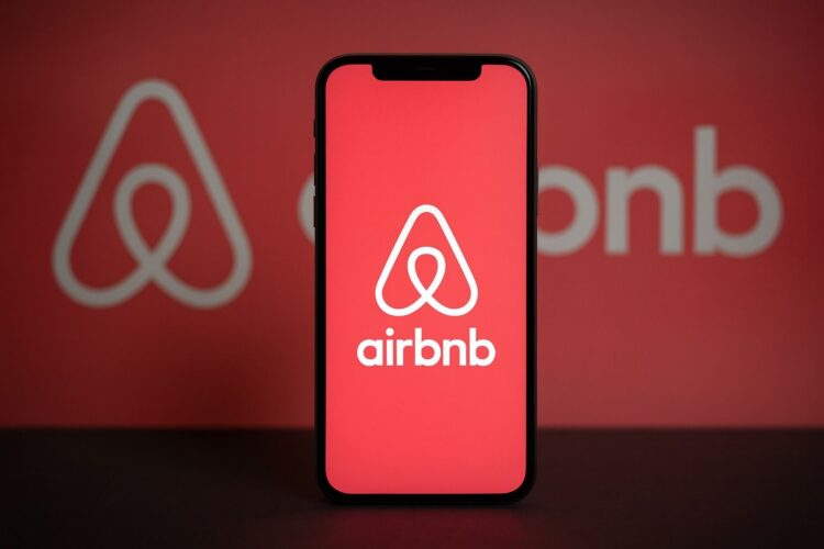 Airbnb Stock Jumps on AI Upgrades and Travel Boom – Is a Bigger Rally Ahead?