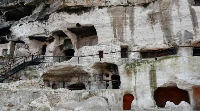 CAVES IN HASABKEYF TURKEY