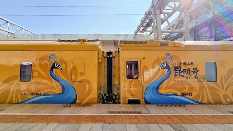 New 16-coach tourist train Rainbow Clouds of the South: Kunming on the route between China and Laos