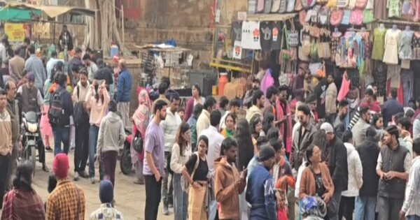 Tourists throng city to celebrate the Christmas holidays