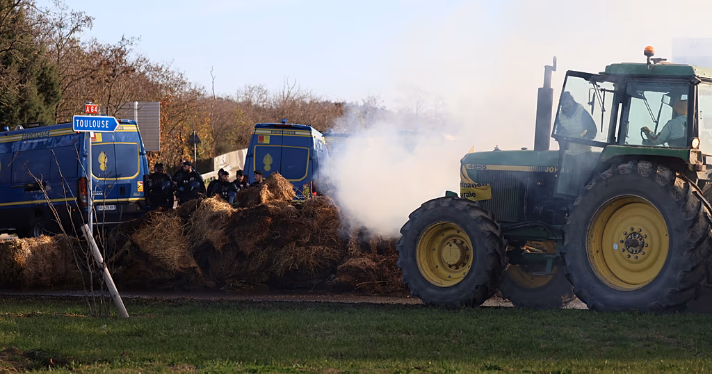 French farmers protest outside Macron’s over EU-Mercosur deal