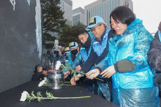 Jeju Air Disaster First Anniversary Memorial in the Rain: "Calls for Thorough Investigation"