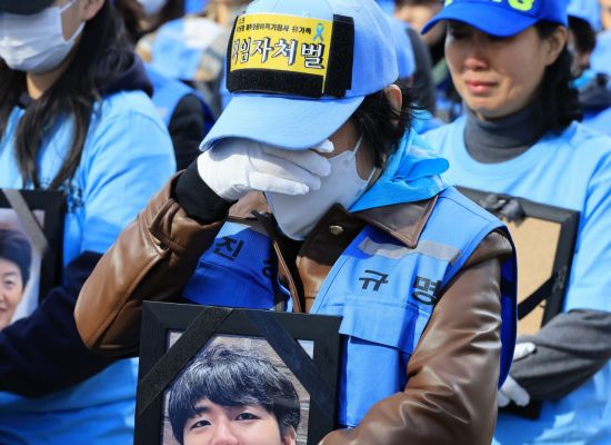 Jeju Air Disaster Bereaved Families to Begin Head-Shaving and Overnight Sit-In Protest in Front of P...