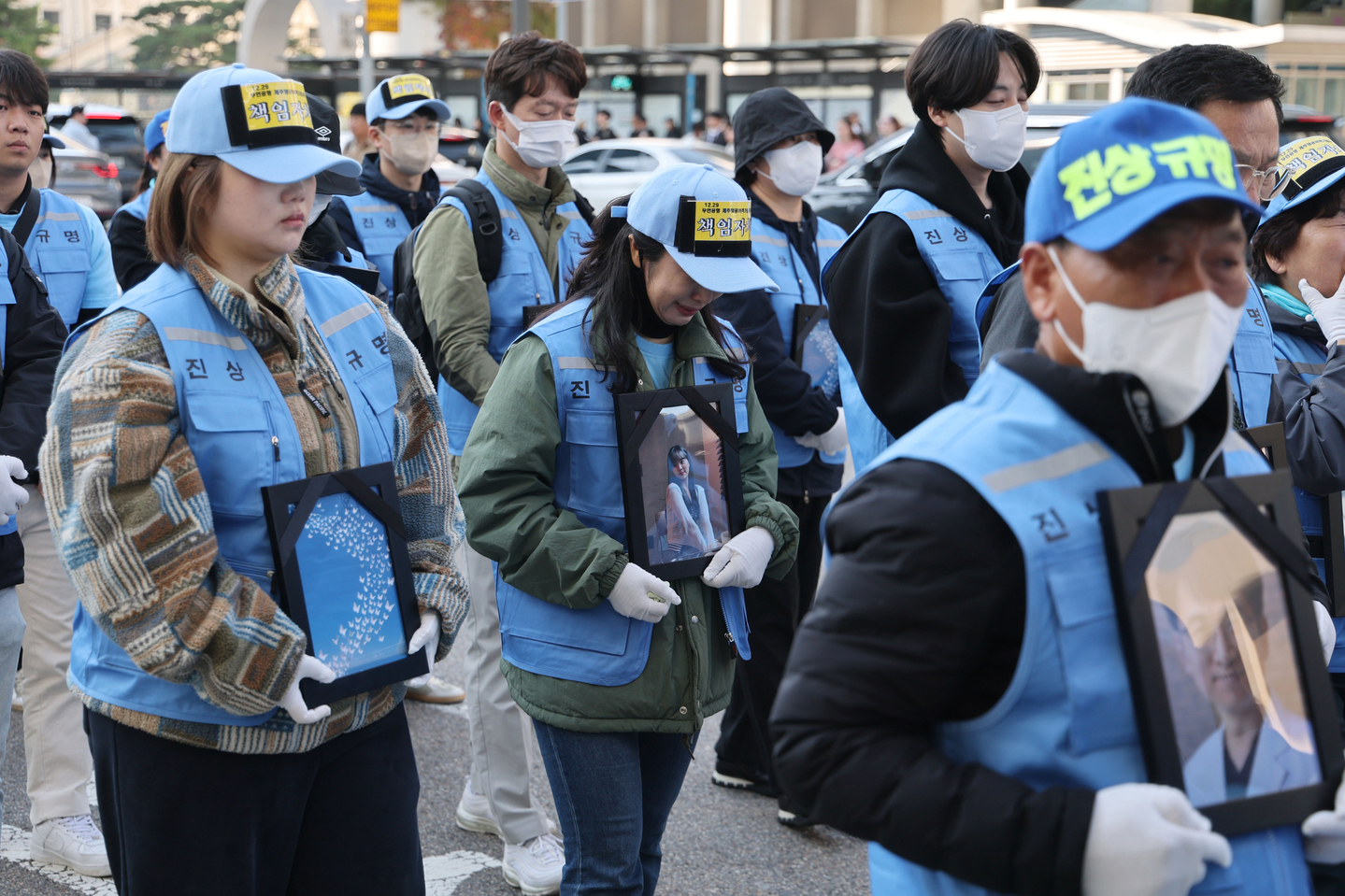 Families of victims from the Jeju Air crash at Muan International Airport march toward the presidential office on Nov. 1. [NEWS1]