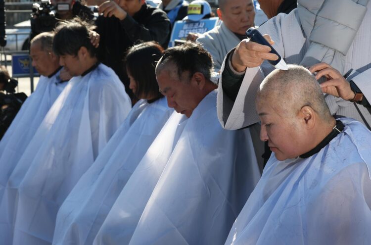 Family members of the victims of the deadly December 2024 Jeju Air plane crash stage a protest against an upcoming hearing on the accident's interim investigation results near the presidential office in central Seoul, Monday. Yonhap
