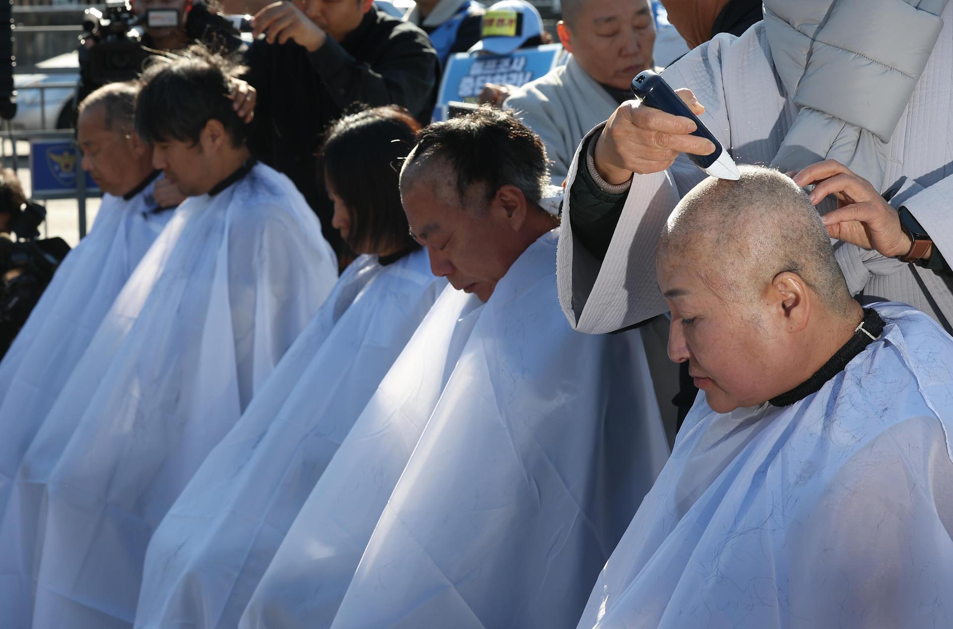 Family members of the victims of the deadly December 2024 Jeju Air plane crash stage a protest against an upcoming hearing on the accident's interim investigation results near the presidential office in central Seoul, Monday. Yonhap