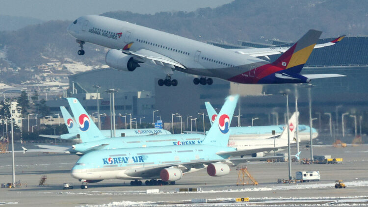An Asiana Airlines plane takes off in front of a Korean Air flight at Incheon International Airport on Nov. 29, 2024. [NEWS1]