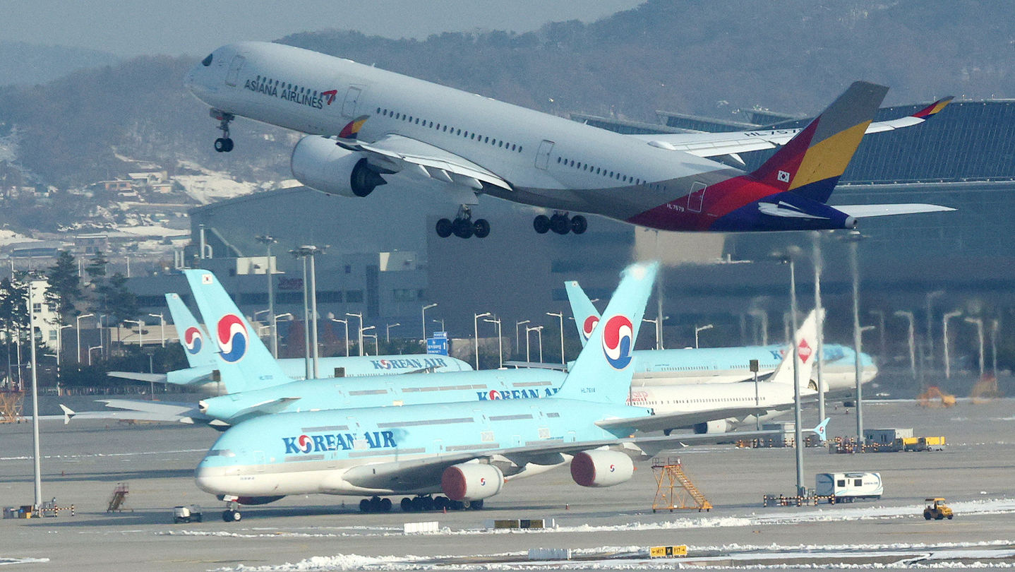 An Asiana Airlines plane takes off in front of a Korean Air flight at Incheon International Airport on Nov. 29, 2024. [NEWS1]