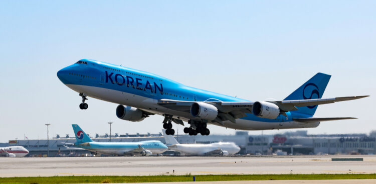 A Korean Air plane takes off at Incheon International Airport on Sept. 10. [JOINT PRESS CORPS]