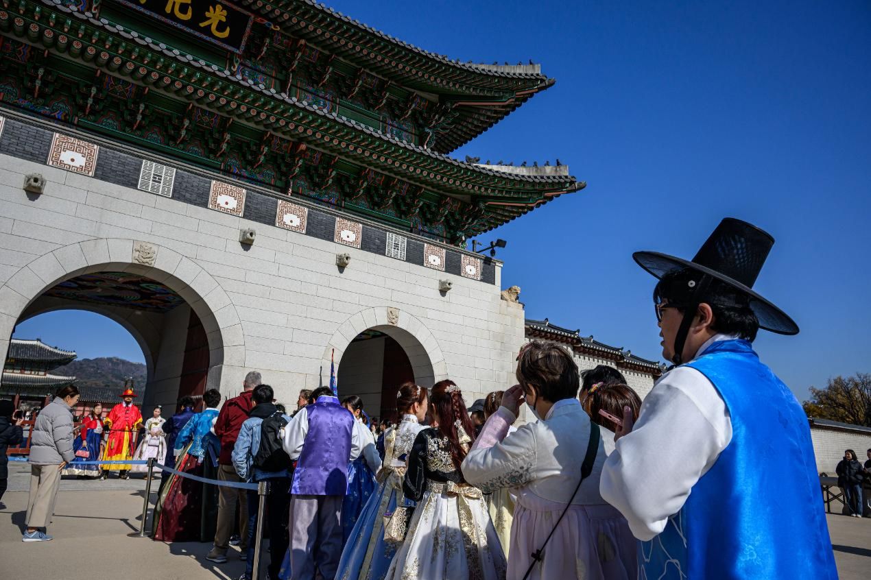 Tourists pack Gyeongbok Palace in Seoul, Wednesday. Korea Times photo by Shim Hyun-chul