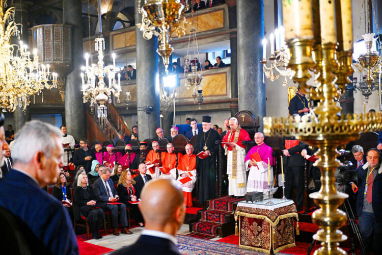 Pope ends Turkey tour with Mass