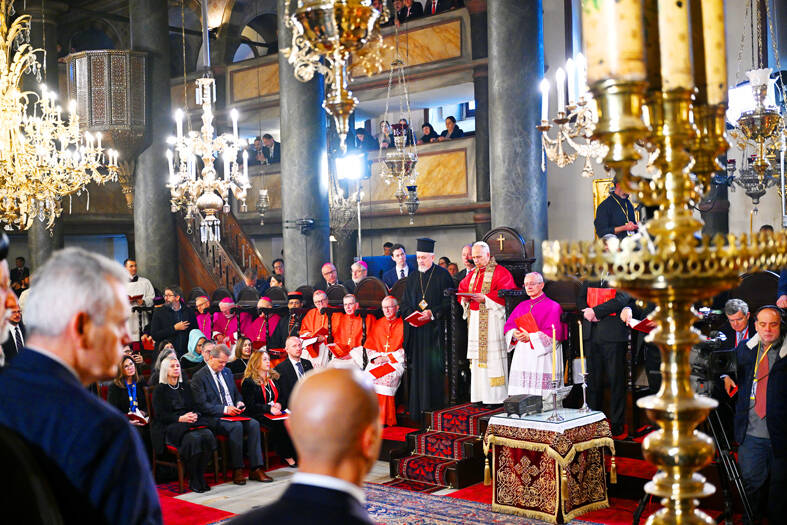 Pope ends Turkey tour with Mass