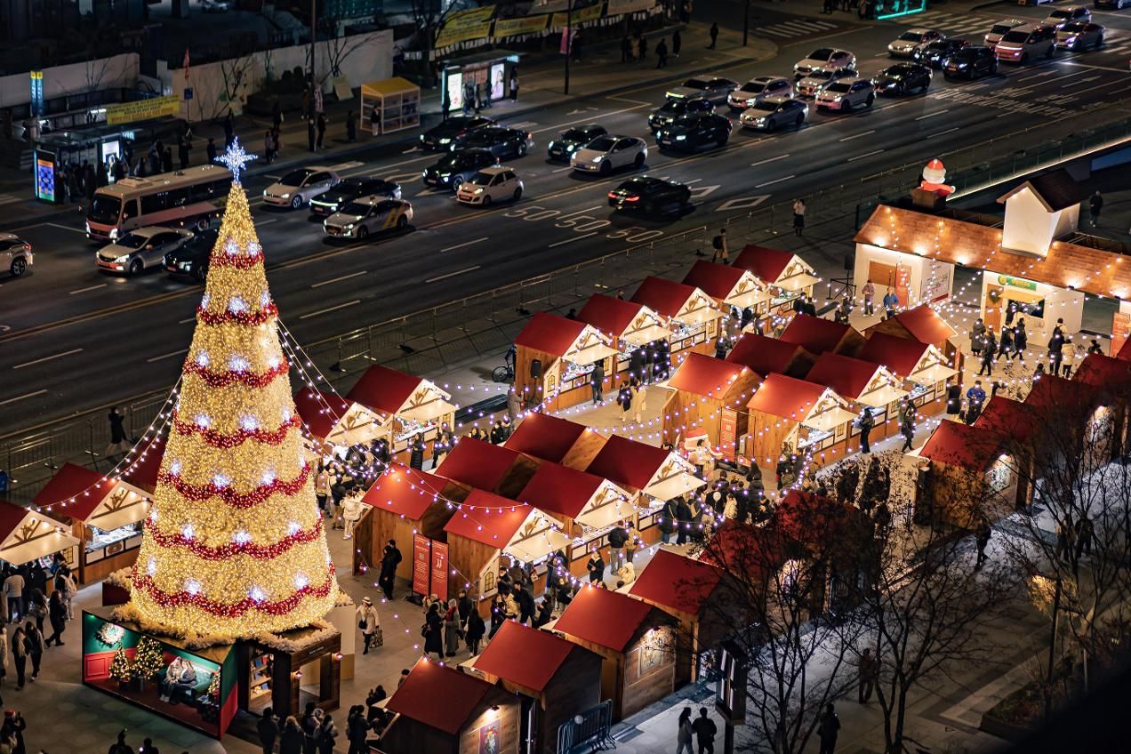 An aerial view of the Christmas-themed Gwanghwamun Market in Seoul, Dec. 13, 2024. Courtesy of Seoul Tourism Organization