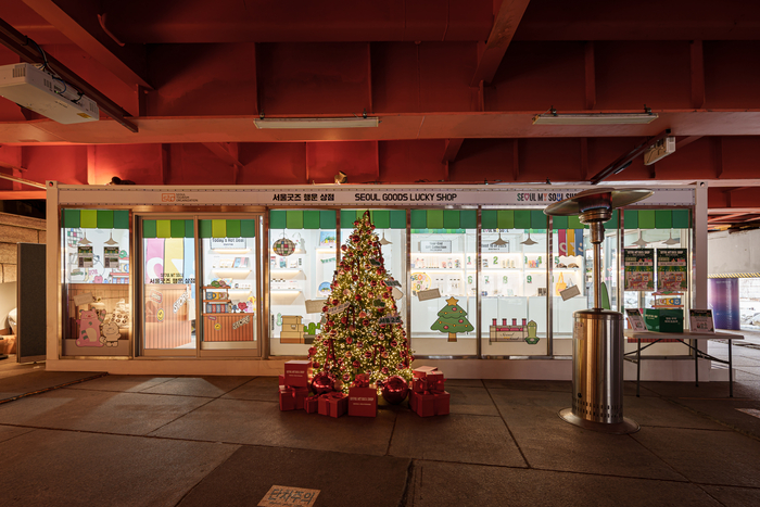 Tourists/photographs of Cheonggye Soul Ocean = Courtesy of the Seoul Tourism Foundation