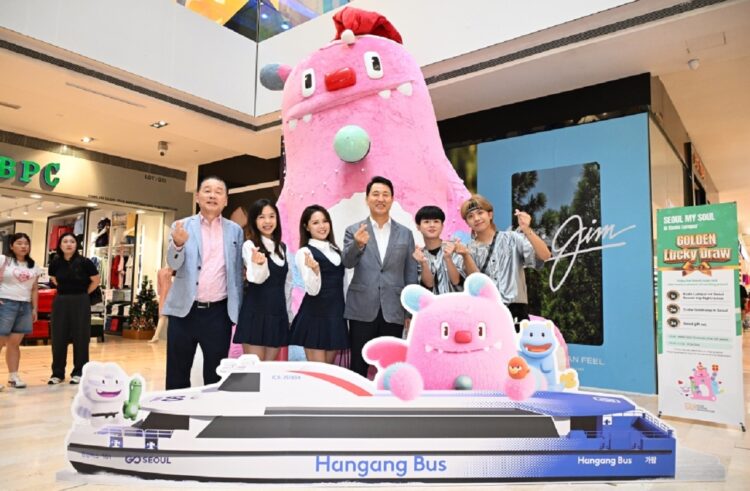 Seoul Mayor Oh Se-hoon is taking a commemorative photo with a K-pop cover dance team in front of a l...