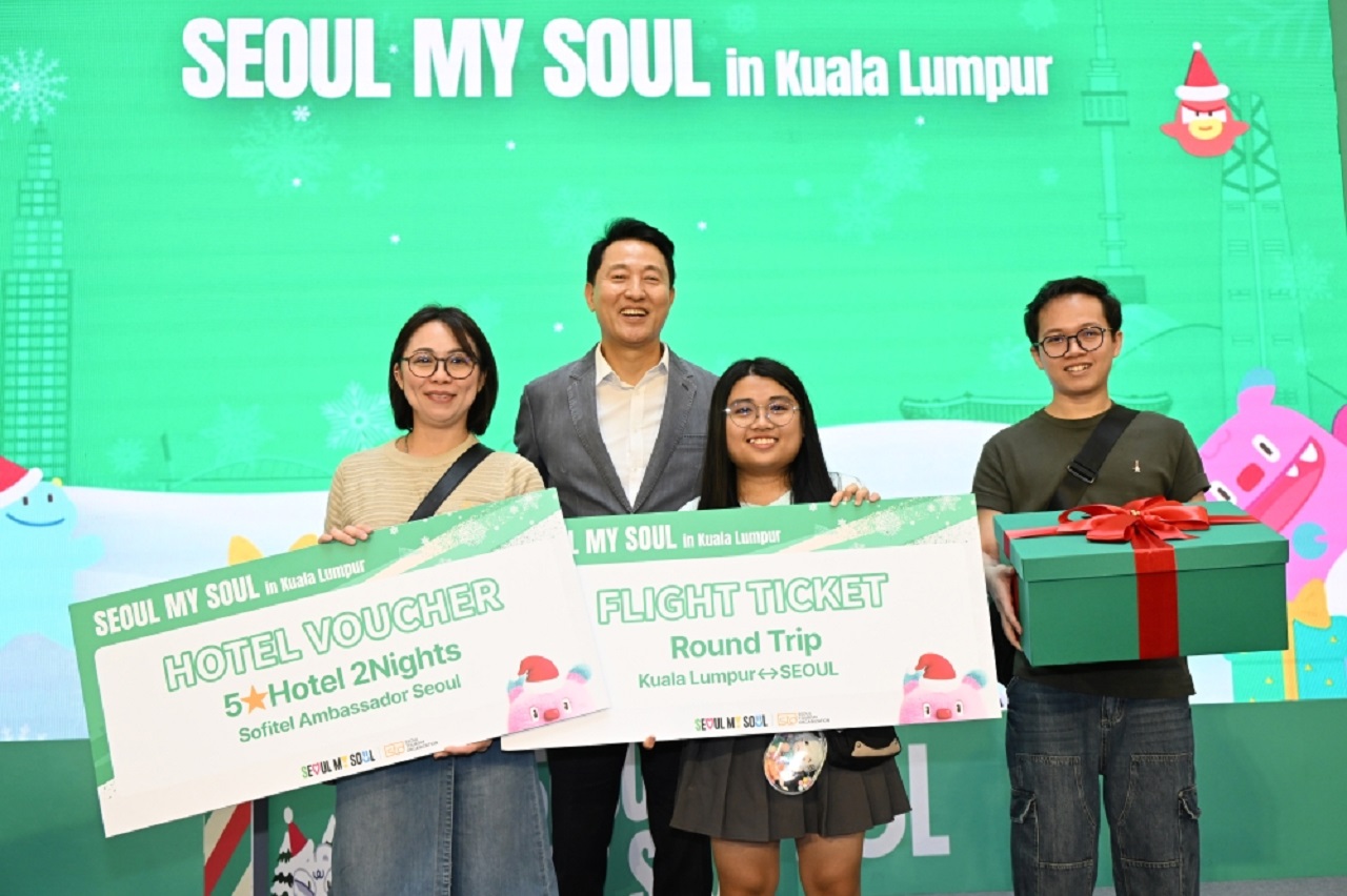 Seoul Mayor Oh Se-hoon is taking a commemorative photo with the participants who won the prize event...