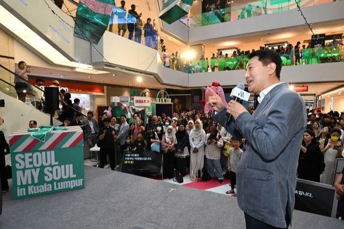 Seoul Mayor Oh Se-hoon promotes Korean tourism during an event held at the Fahrenheit88 shopping mall in Kuala Lumpur, Sunday. Courtesy of Seoul Metropolitan Government