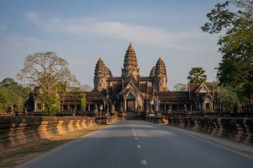 Despite recent border clashes and airstrikes, siem reap, home to angkor wat, continues to welcome tourists, with attractions operating as usual for global visitors.