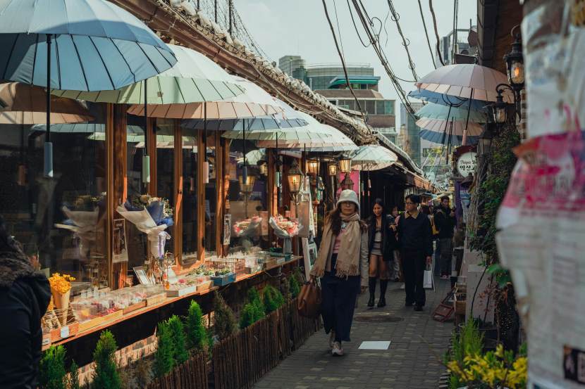 A comprehensive infographic illustrating the growth of the indian tourism sector in 2025, highlighting the shift toward slow travel, sustainability, and domestic exploration.