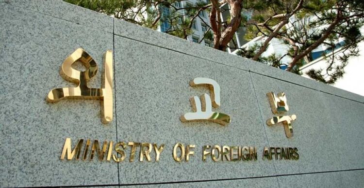 The words Ministry of Foreign Affairs are engraved on the exterior wall of the ministry’s main building in central Seoul. Image captured from the Ministry of Foreign Affairs’ official website.