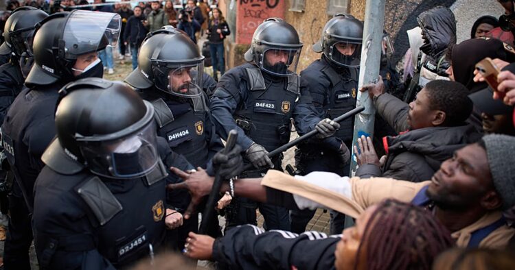 Spanish police evict hundreds of mostly illegal migrants living in a squat