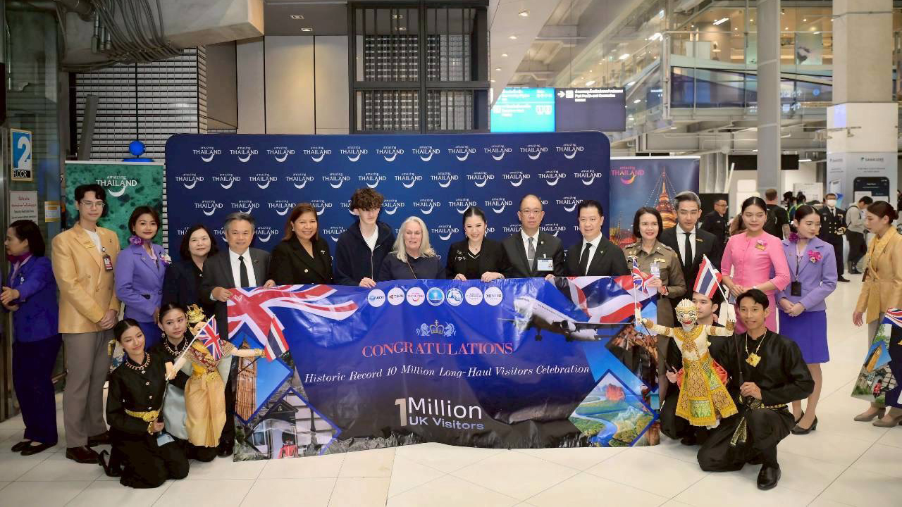 TAT officials and airline partners welcome the one millionth UK visitor to Thailand at Suvarnabhumi Airport, marking a historic long-haul tourism milestone.