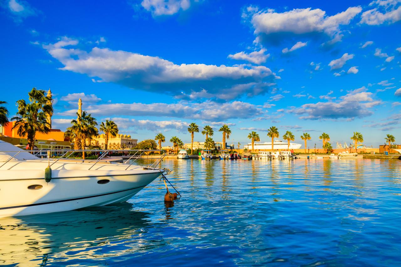 White yachts moored in Hurghada’s marina as tourist boats line the Red Sea coast, Hurghada, Egypt, December 12, 2025. (Adobe Stock Photo)