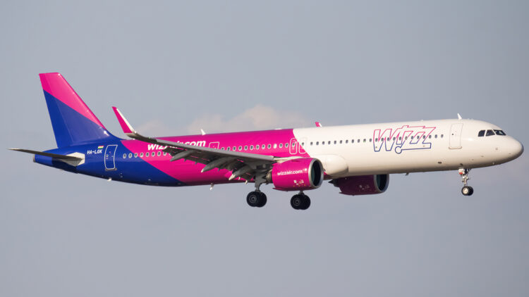 Wizz Air Dominates London Luton with TUI Slot Acquisition