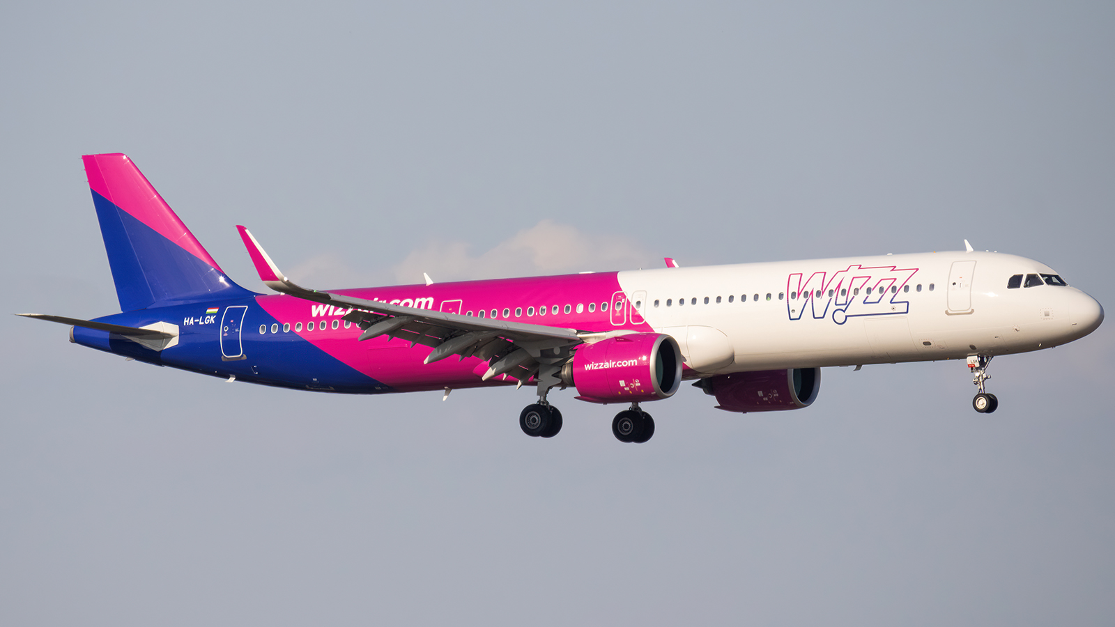 Wizz Air Dominates London Luton with TUI Slot Acquisition