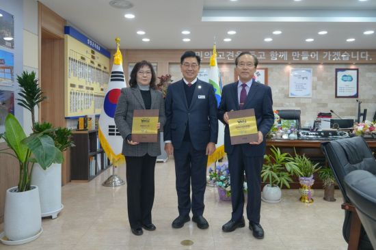 Yangpyeong County Steps Up as a Hub for 'Gyeonggi-type Wellness Tourism'... Certification Plaques Pr...