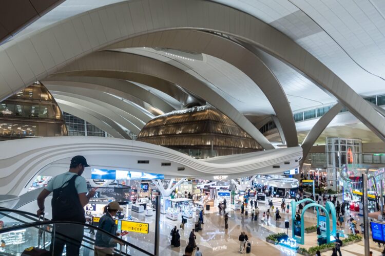 2XEDY3J Tourists on the escalator, interior of Zayed International Airport, Abu Dhabi, UAE, United Arab Emirates, Asia