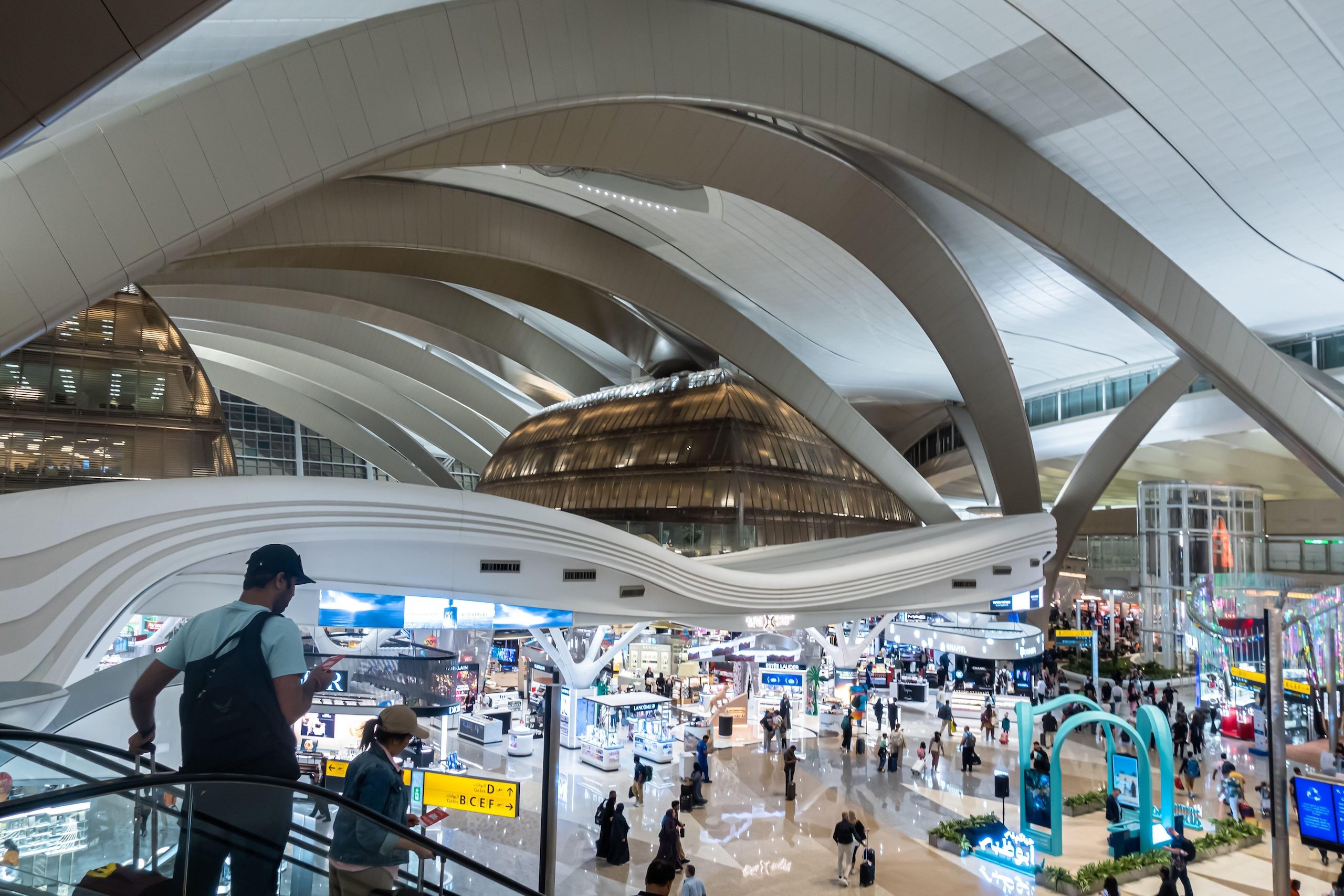 2XEDY3J Tourists on the escalator, interior of Zayed International Airport, Abu Dhabi, UAE, United Arab Emirates, Asia