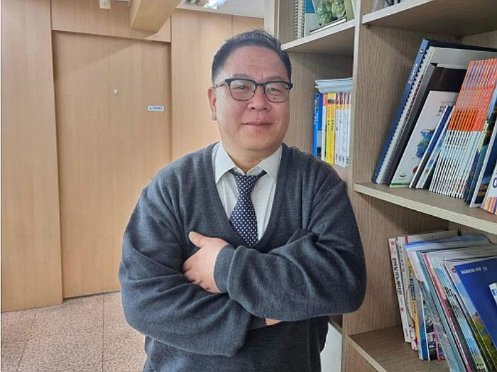 Koo Ja-man, CEO of older adult-focused travel agency Respect U, poses at his office in Seoul’s Mapo District in this photo taken in 2023. Courtesy of Koo Ja-man