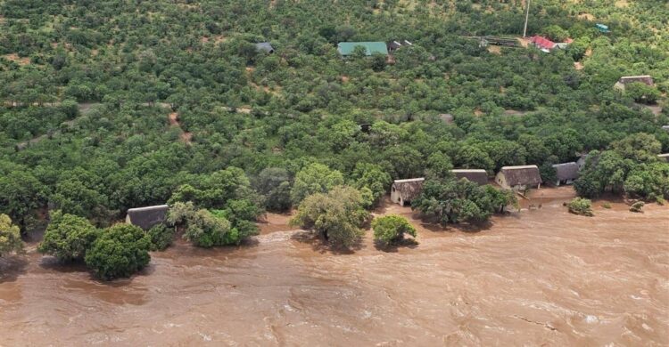 Flooding forces full suspension of tourism activities