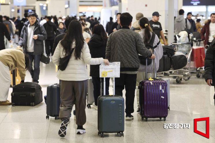 Travelers are bustling at Incheon International Airport Terminal 1. 2025.12.31 Photo by Kang Jinhyung