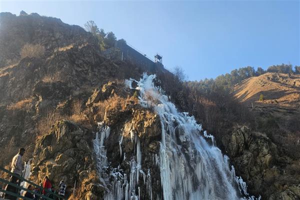 Tourist Influx Surges in Kashmir Following Snowfall; Visitors Hail Kashmir as India's Switzerland