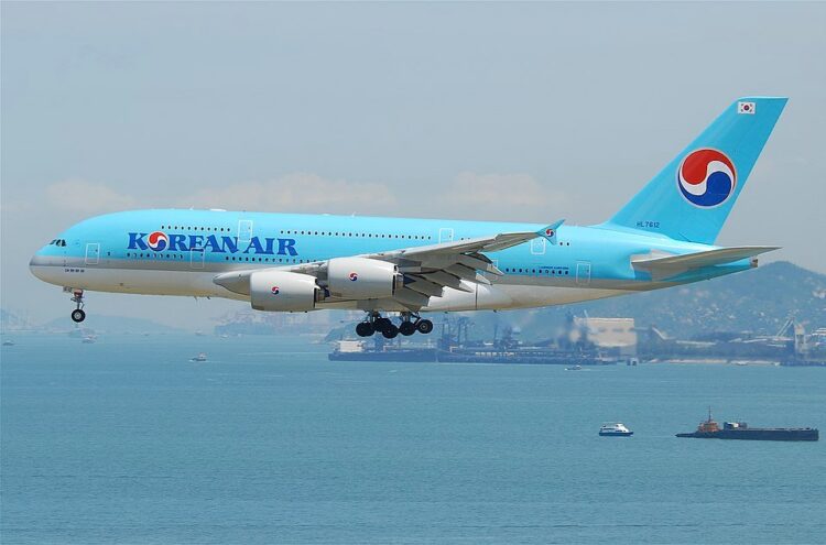 New York, United States: A Korean Air Airbus A380-800 operating Flight KE81 from Seoul Incheon International Airport (ICN) to New York’s John F. Kennedy International Airport (JFK) made a precautionary emergency landing on Monday after the pilots reported a hydraulic system irregularity during the aircraft’s final approach. The flight crew declared a PAN‑PAN, the international aviation urgency signal indicating an urgent situation that requires priority handling but does not constitute an immediate life-threatening emergency. Air Traffic Control granted the aircraft priority clearance for landing, and the crew executed a controlled descent and landing without incident. According to reports, the aircraft, registered HL7627, experienced limitations in certain automated flight systems due to the hydraulic anomaly. After touchdown, it was towed to the gate as a precautionary measure. All passengers and crew disembarked safely, though their onward travel was delayed as Korean Air conducted standard post-landing maintenance checks to ensure the aircraft’s operational integrity. A spokesperson for Korean Air stated, “Passenger safety is our highest priority. The precautionary landing was carried out in accordance with established safety protocols, and we can confirm that there were no injuries.” Aviation analysts note that while the Airbus A380 is no longer in production, it remains a critical aircraft for high-capacity, long-haul international routes.